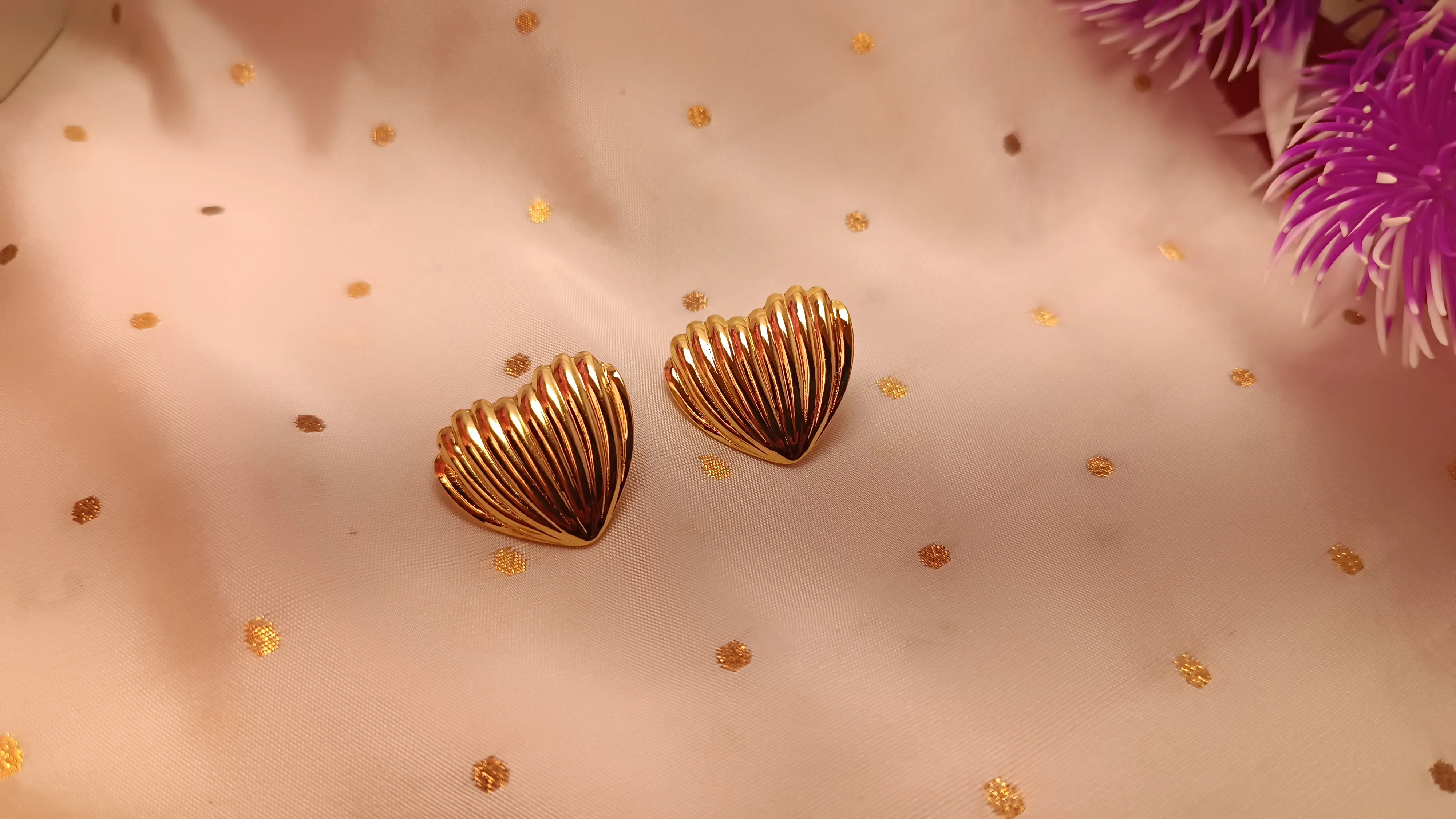 Gold Plated Ribbed Heart Earrings – Vintage-Style Fluted Shell Studs in Stainless Steel